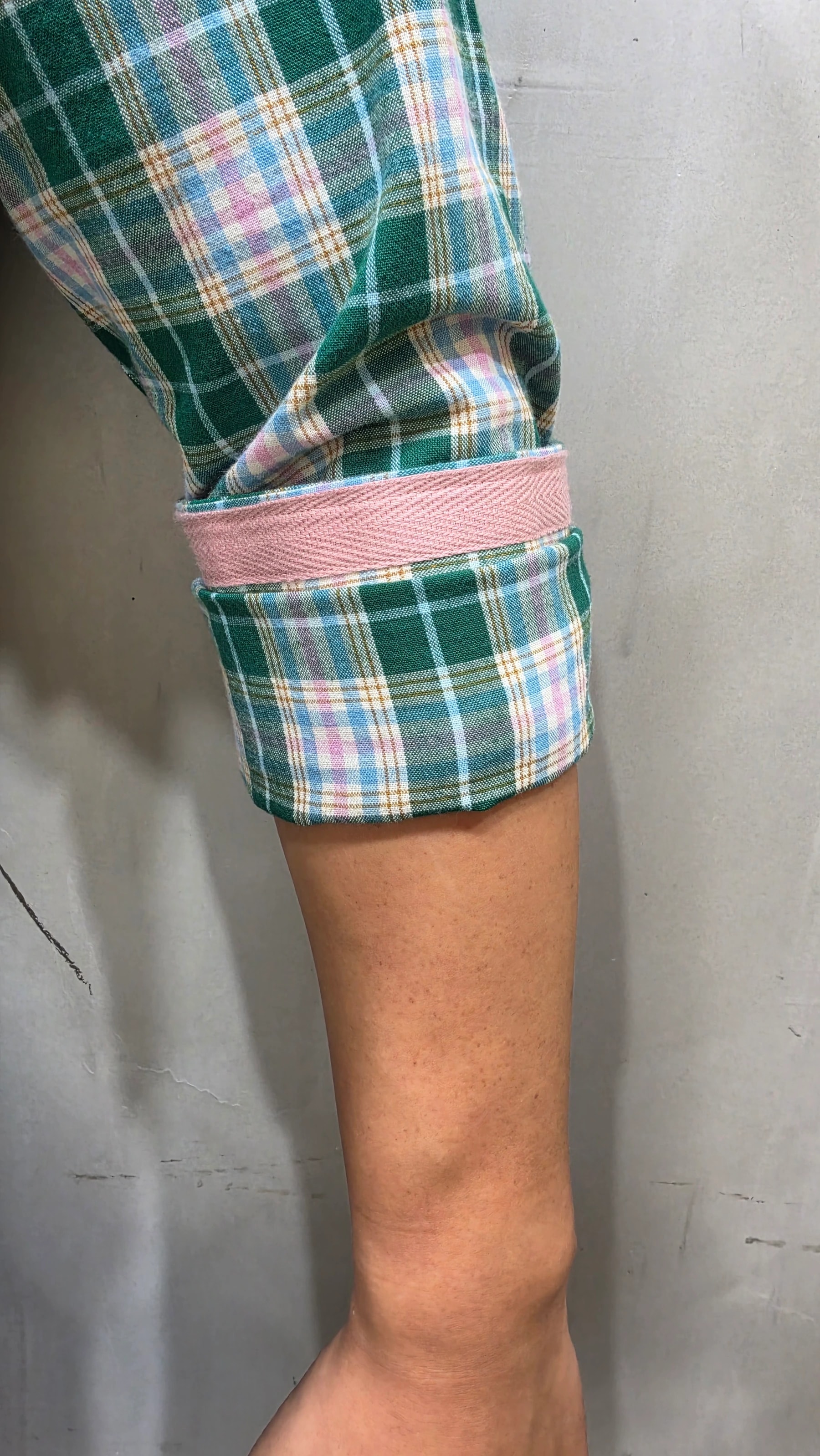 딥그린 멀티 체크 실물 왼쪽 소매 디테일